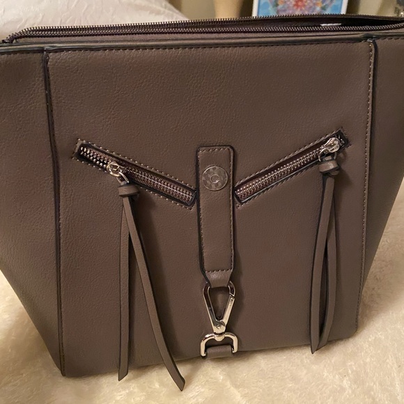 New with tags medium bag with back pack straps - Picture 3 of 8